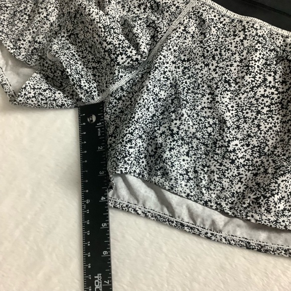 Lululemon Run Times Short (4-way Stretch 4") Daisy White Black / Black Sz 6 - Picture 9 of 11